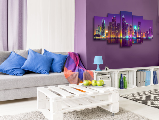 interior en color violeta cómo elegir cuadro para pared